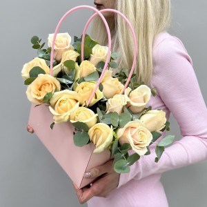 15 персиковых роз в большой сумочке MIX